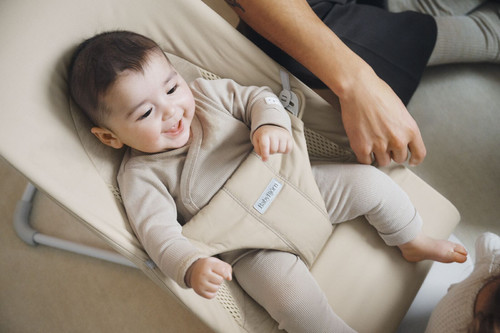 BABYBJÖRN Bouncer Balance Soft Woven/Jersey Tri Fabric, Light Beige + toy