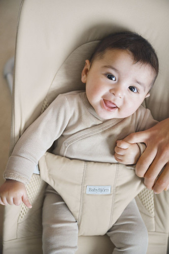 BABYBJÖRN Bouncer Balance Soft Woven/Jersey Tri Fabric, Light Beige + toy