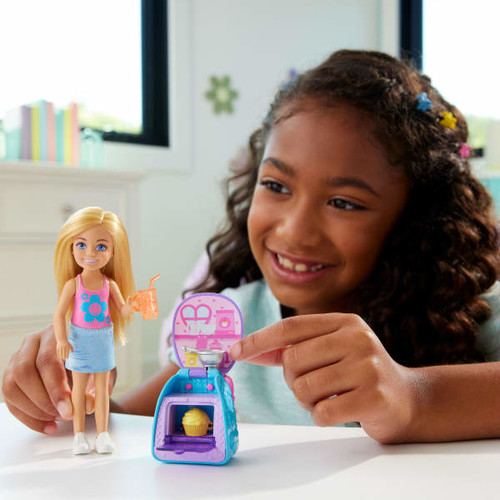 Barbie Family & Friends Chelsea Cupcake Baking Backpack Chelsea Doll JBF46 3+