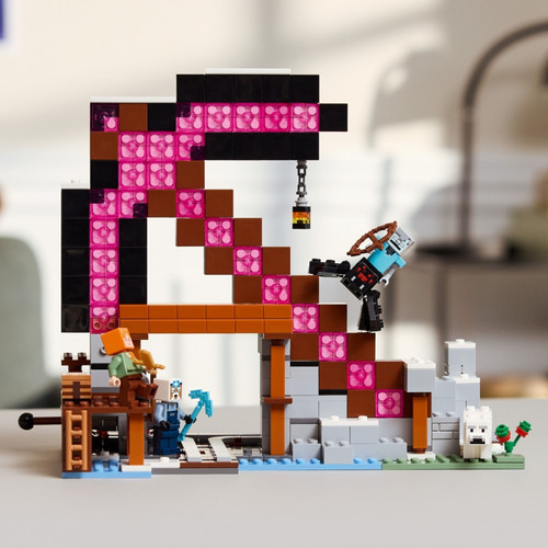 LEGO Minecraft The Pickaxe Mine 8+