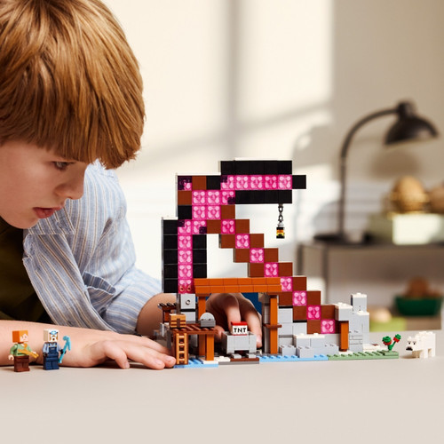 LEGO Minecraft The Pickaxe Mine 8+