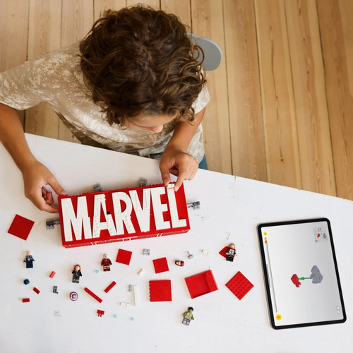 LEGO Super Heroes MARVEL Logo & Minifigures 12+