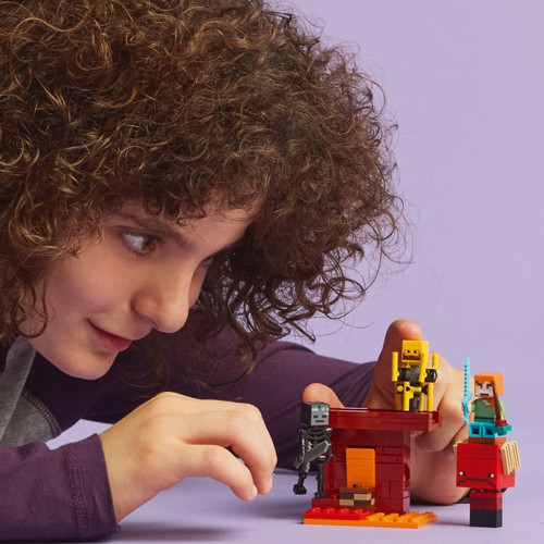 LEGO Minecraft The Nether Lava Battle 6+