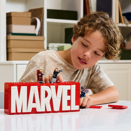 LEGO Super Heroes MARVEL Logo & Minifigures 12+
